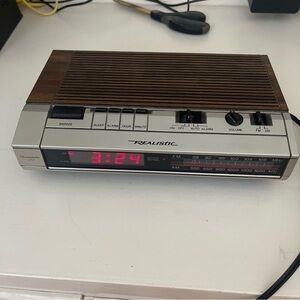 Vintage Realistic Radio Alarm Clock
Wood Chronomatic 252 Model 12-1560
AM FM
